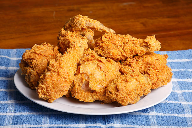 piatto di pollo fritto su scozzese blu asciugamano - pollo fritto foto e immagini stock