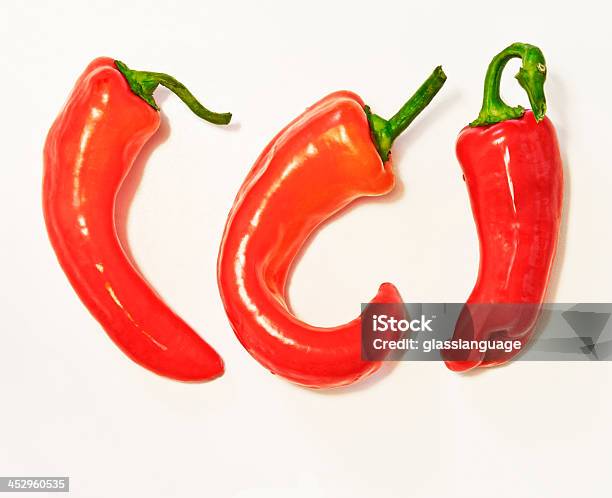 Tres Jalapeño Rojo Foto de stock y más banco de imágenes de Alimento - Alimento, Arreglo, Calor