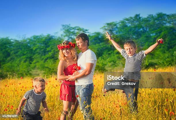 Famiglia Giocando Sul Prato - Fotografie stock e altre immagini di Adulto - Adulto, Ambientazione esterna, Bambini maschi