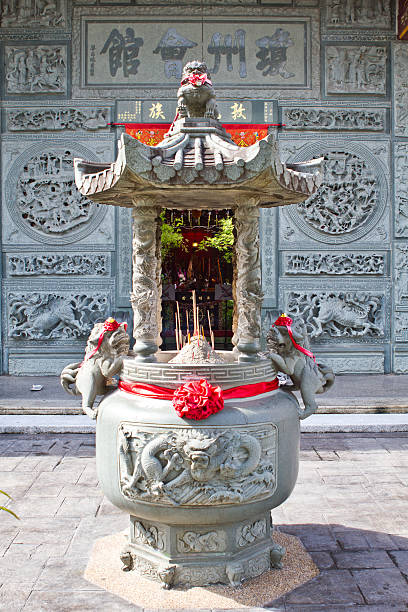 incenso, no templo chinês queimador - iron asian culture buddhism buddha imagens e fotografias de stock