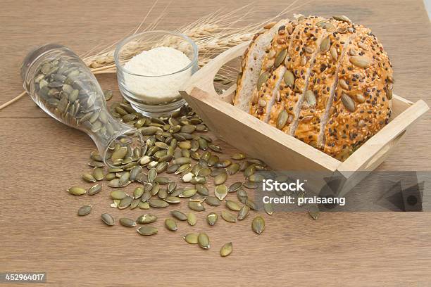Vollkornbrot Mit Pumpkin Seed Stockfoto und mehr Bilder von Abnehmen - Abnehmen, Braun, Brotsorte