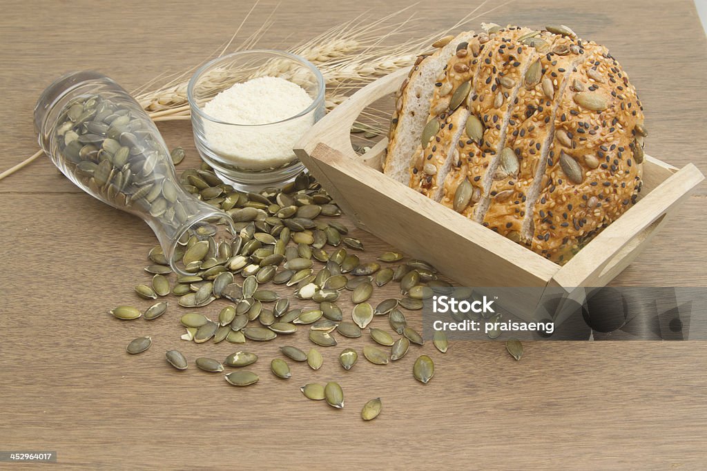 Хлеб из цельнозерновой пшеницы) с Семя тыквы - Стоковые фото Горизонтальный роялти-фри
