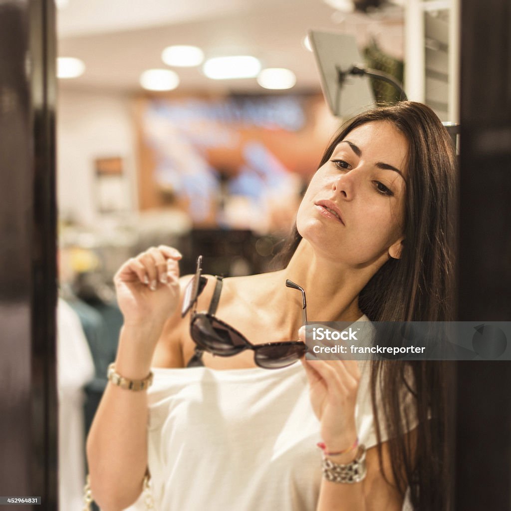 Выбор Солнцезащитные очки в магазин - Стоковые фото Беспроводная технология роялти-фри