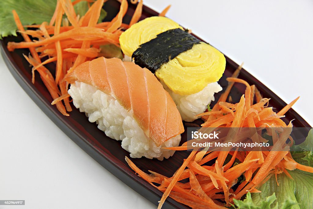 Sushi preparados de los peces y a los huevos de gallina. - Foto de stock de Alga libre de derechos