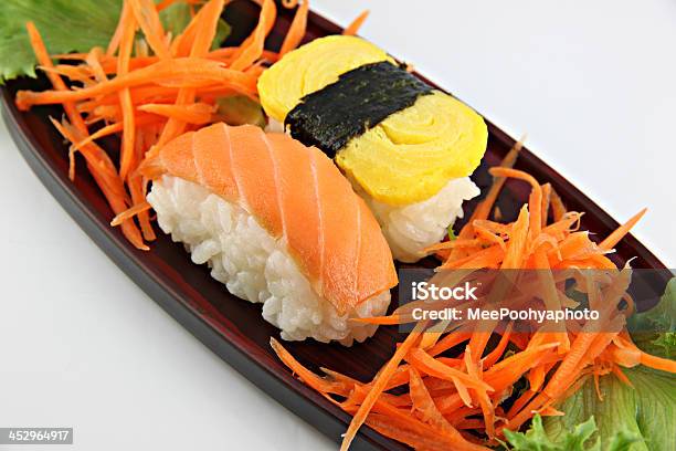 Sushi Preparados De Los Peces Y A Los Huevos De Gallina Foto de stock y más banco de imágenes de Alga