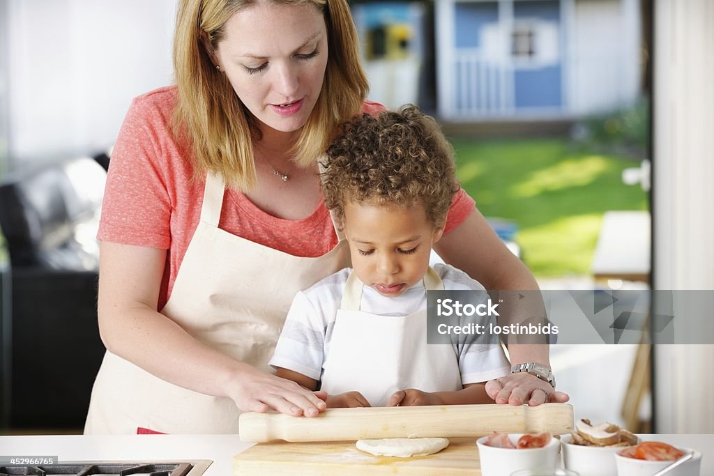 白人女性/Mother 補佐 Biracial 幼児準備のピザ - 2人のロイヤリティフリーストックフォト