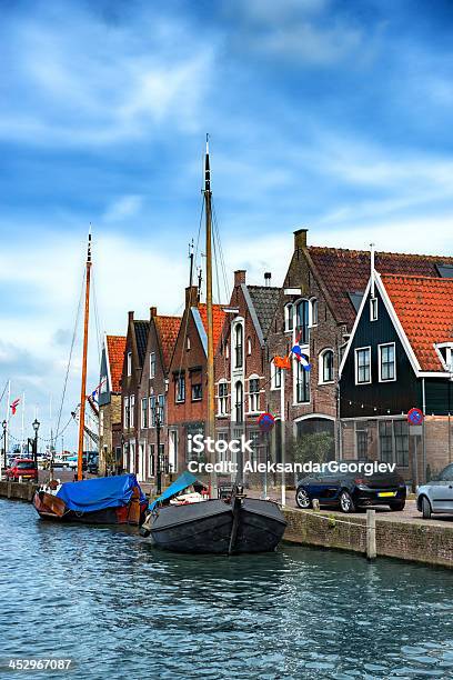 Típicas Holandesas Cena Com Canal E Casas Tradicionais De Água - Fotografias de stock e mais imagens de Amesterdão
