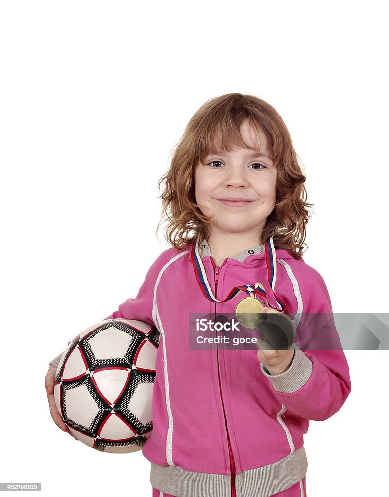 Glückliches kleines Mädchen mit golden Medaille und soccer ball - Lizenzfrei Halten Stock-Foto