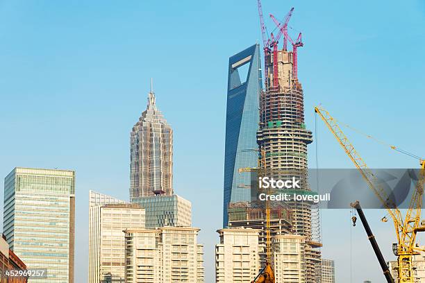 Costruzione A Shanghai - Fotografie stock e altre immagini di Acciaio - Acciaio, Ambientazione esterna, Architettura