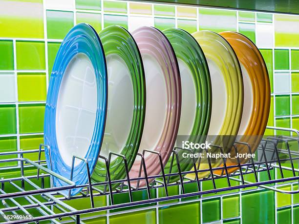 Photo libre de droit de Coloré Assiettes En Céramique Dans La Cuisine Moderne banque d'images et plus d'images libres de droit de Acier inoxydable