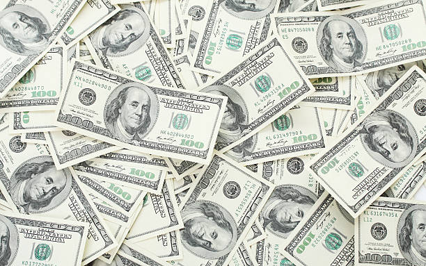 sfondo con banconote soldi cento dollari americani - us paper currency foto e immagini stock