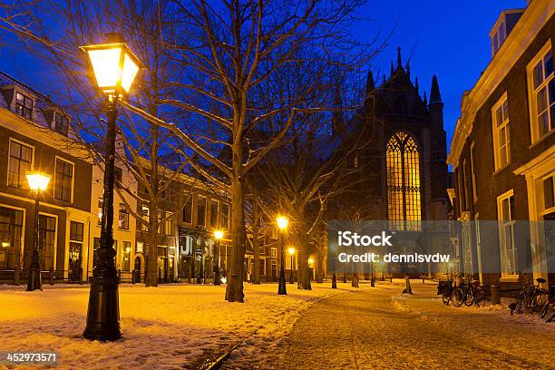 Inverno Crepuscolo Chiesa - Fotografie stock e altre immagini di Luce stradale - Luce stradale, Inverno, Notte