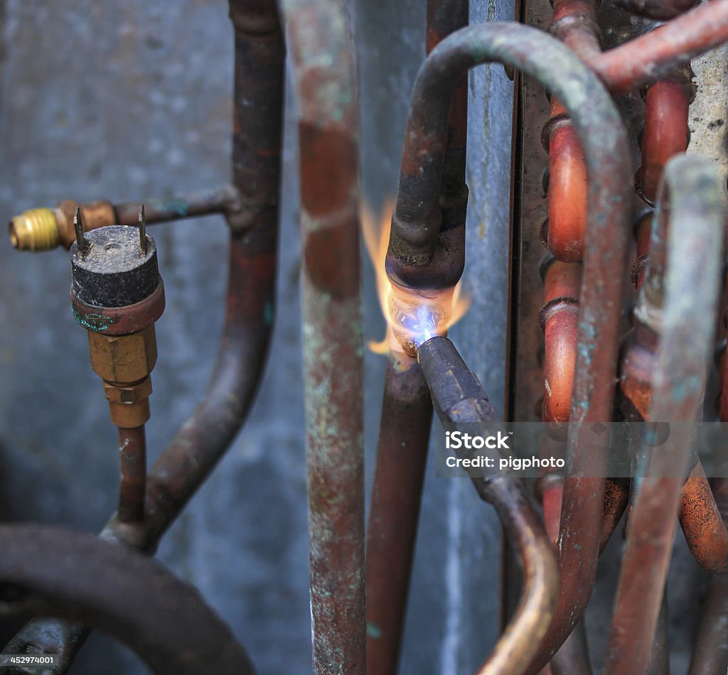 Tuberías de cobre de soldadura reparador y aire acondicionado - Foto de stock de Acero libre de derechos