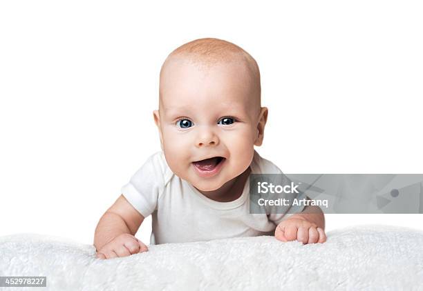 Piccolo Bambino Sul Tappeto Sorridere In Modo Compiaciuto - Fotografie stock e altre immagini di Allattare - Mondo animale