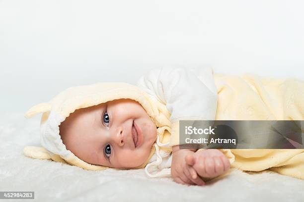 Little Baby Smilling には黄色のシャツ - ベッドのストックフォトや画像を多数ご用意 - ベッド, ライフスタイル, ラグ
