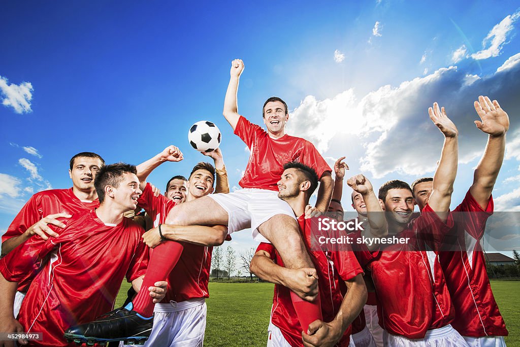 Sukces Piłka nożna zespołu przeciwko niebo. - Zbiór zdjęć royalty-free (Drużyna piłki nożnej)