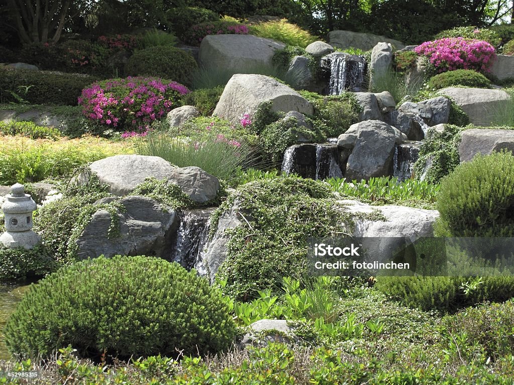 Wunderschöne stonegarden mit Wasserfällen - Lizenzfrei Hausgarten Stock-Foto