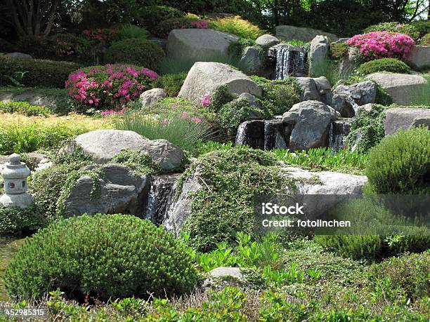 Wunderschöne Stonegarden Mit Wasserfällen Stockfoto und mehr Bilder von Hausgarten - Hausgarten, Wasserlauf, Azalee