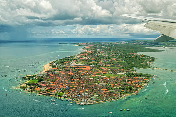 vista attraverso una finestra di aeroplano in indonesia - window porthole sky cloudscape foto e immagini stock