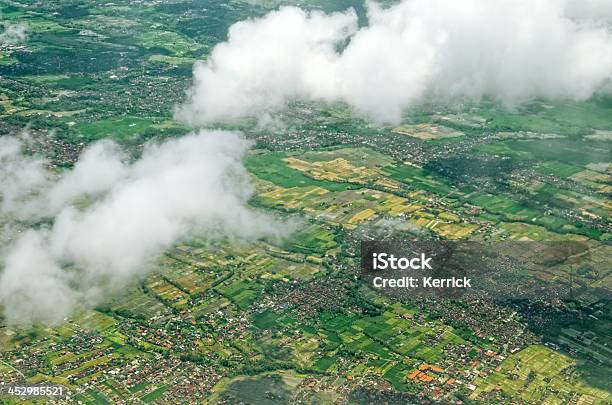 Blick Durch Flugzeug Fenster In Indonesien Stockfoto und mehr Bilder von Ansicht aus erhöhter Perspektive - Ansicht aus erhöhter Perspektive, Bali, Blau