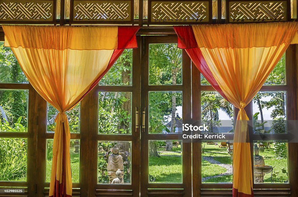 Gelb rote Vorhänge in einem Fenster - Lizenzfrei Blick durchs Fenster Stock-Foto