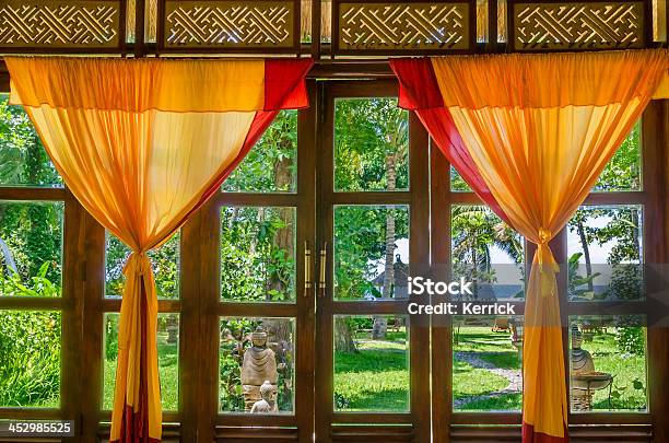 Gelb Rote Vorhänge In Einem Fenster Stockfoto und mehr Bilder von Blick durchs Fenster - Blick durchs Fenster, Indonesien, Asien