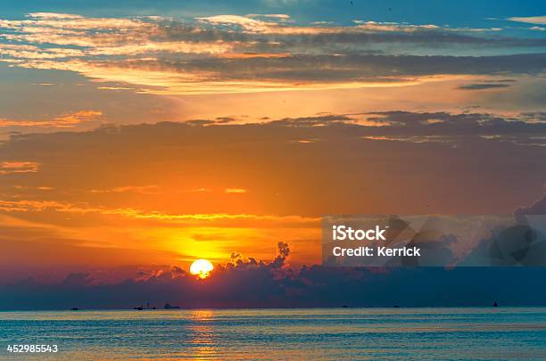 Sonnenaufgang Über Dem Ozean In Bali Indonesien Stockfoto und mehr Bilder von Abenddämmerung - Abenddämmerung, Asien, Bali