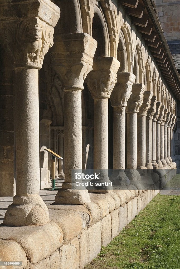 Chiostro di de La Seu d'Urgell - Foto stock royalty-free di Abbazia