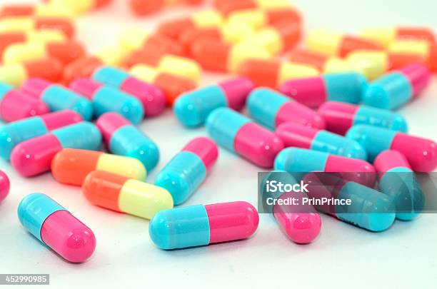 Tabletten In Farbenfrohen Mit Blau Rot Rosa Orange Und Gelb Stockfoto und mehr Bilder von Acetylsalicylsäure