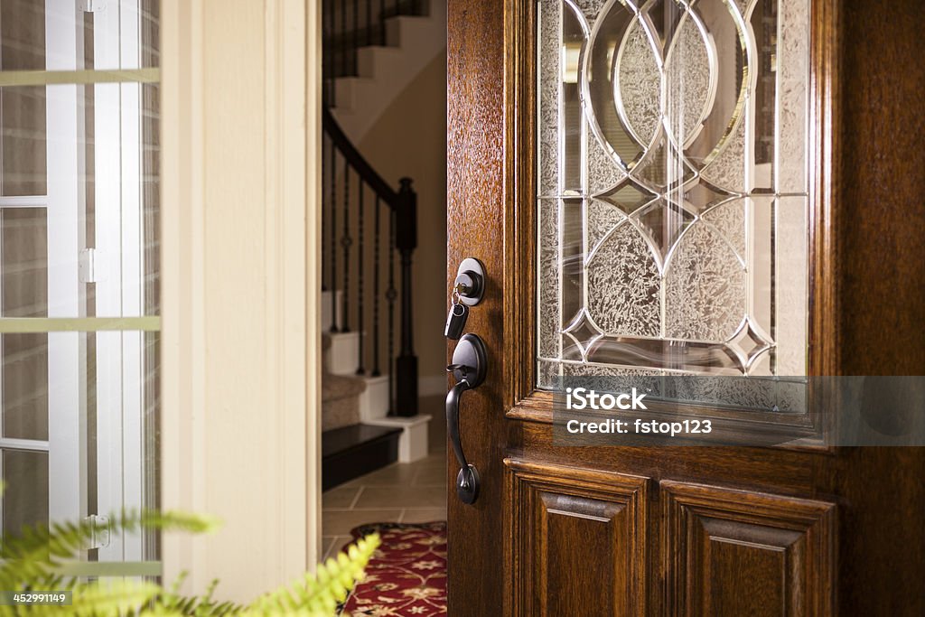 Immobilier: Ouvrez la porte d'entrée moderne et haut de gamme de la maison. Foyer. - Photo de Porte d'entrée libre de droits