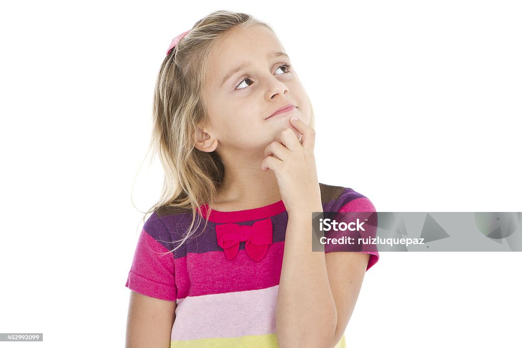 카메라를 향해 미소 짓는 생각에 잠긴 사랑스러운 소녀만 - 로열티 프리 6-7 살 스톡 사진