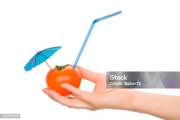 Photo libre de droit de Tomate Avec Cocktails Et Un Parasol En Paille banque d'images et plus d'images libres de droit de Boire - Boire, Boisson, Cocktail - Alcool