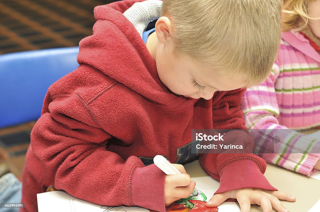 Мальчик цвета и маркеры - Стоковые фото Горизонтальный роялти-фри