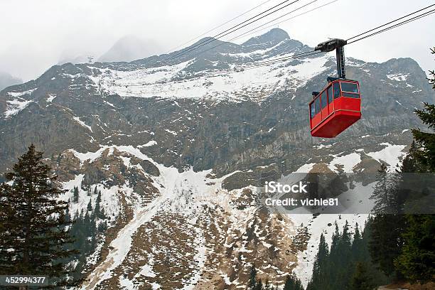 Czerwony Tramwaj Szwajcaria - zdjęcia stockowe i więcej obrazów Alpy - Alpy, Alpy Szwajcarskie, Bez ludzi