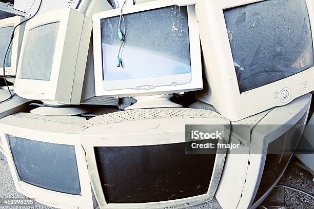 Elektronischer Abfall Stockfoto und mehr Bilder von Computerbildschirm - Computerbildschirm, Kathodenstrahlröhre, Abwarten