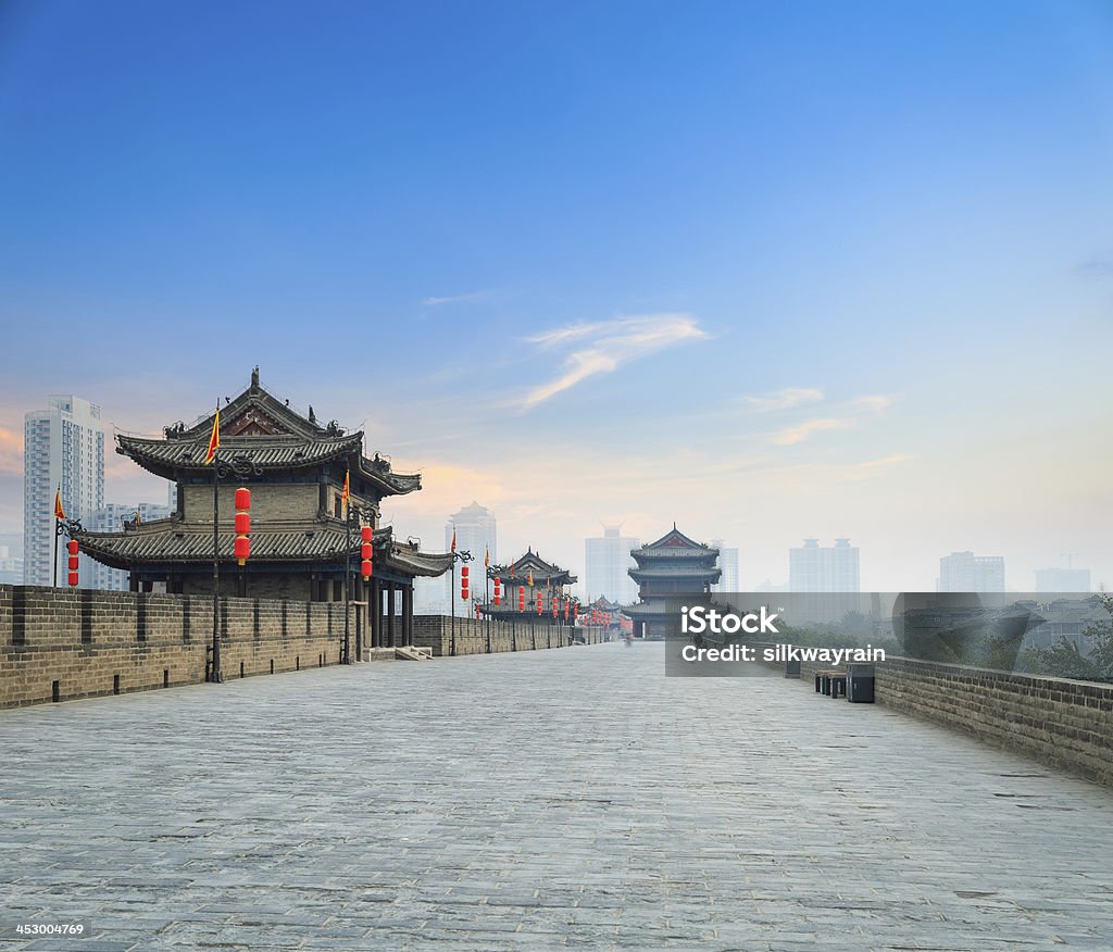 Antiga muralha da cidade de xian ao anoitecer - Foto de stock de Antigo royalty-free