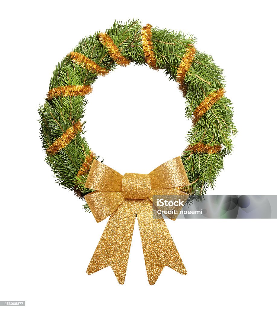 Рождественский венок с большим golden bow - Стоковые фото Венок роялти-фри