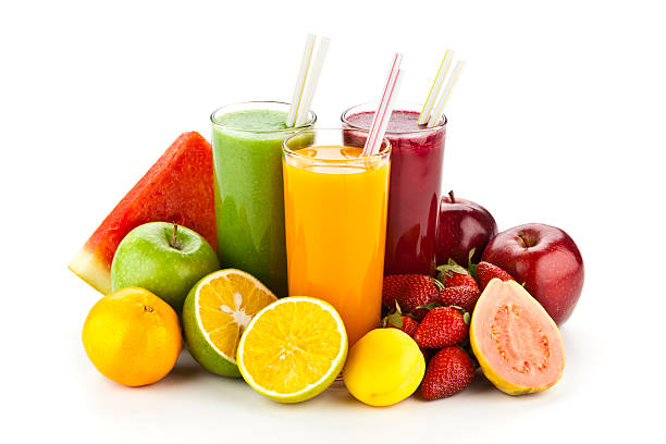 tre bicchieri da succo di frutta, circondato da frutta colorato - fresh juice foto e immagini stock