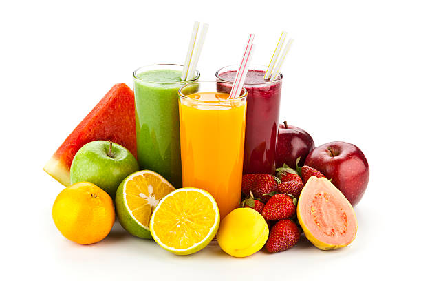 três copos de suco de frutas e frutas coloridas cercado por - healthy eating juice vegetable juice vegetable - fotografias e filmes do acervo