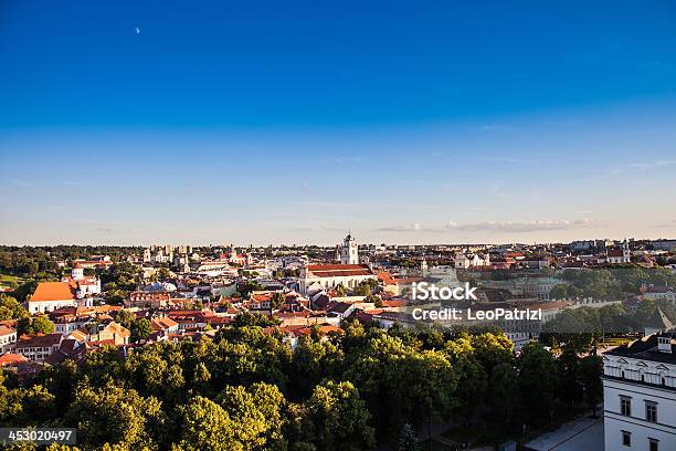Wilno Starego Miasta Skyline W Zmierzchu - zdjęcia stockowe i więcej obrazów Litwa - Litwa, Ważne miejsce w świadomości międzynarodowej, Znane miejsce