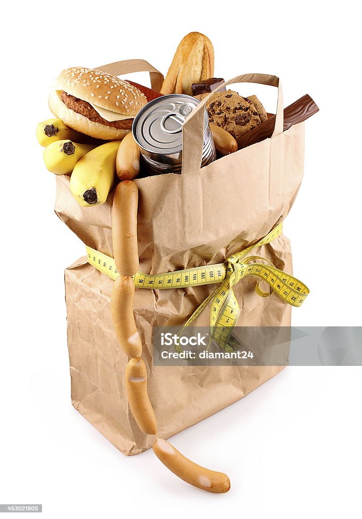 Carta shopping bag con gli alimenti ad alto contenuto calorico e di misura di nastro isolato - Foto stock royalty-free di Alimentazione non salutare