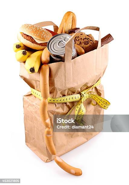 Carta Shopping Bag Con Gli Alimenti Ad Alto Contenuto Calorico E Di Misura Di Nastro Isolato - Fotografie stock e altre immagini di Alimentazione non salutare
