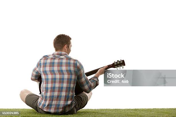 Mann Spielt Gitarre Auf Dem Rasen Stockfoto und mehr Bilder von Straßenmusiker - Straßenmusiker, Spielen, Freisteller – Neutraler Hintergrund