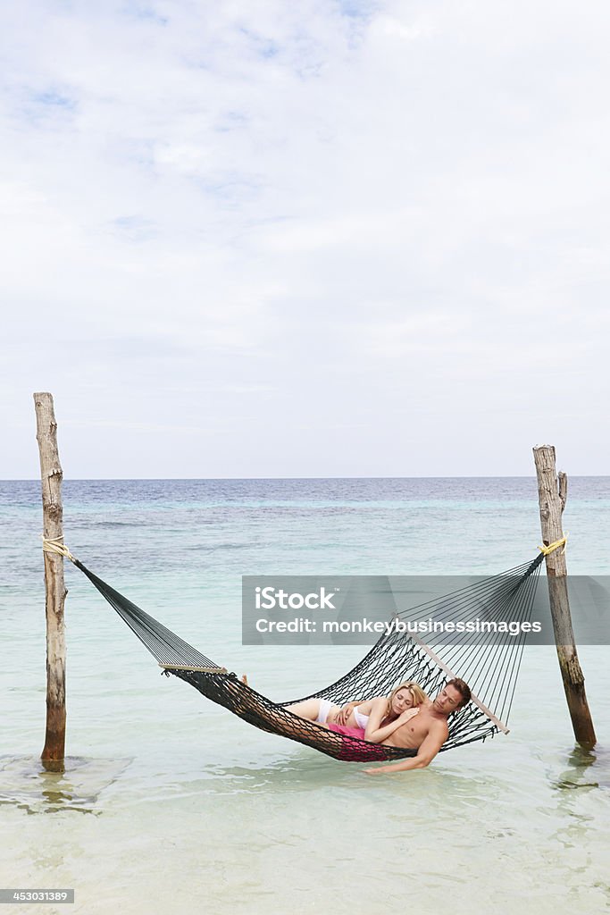 Paar Entspannung In der Hängematte am Strand - Lizenzfrei Badebekleidung Stock-Foto