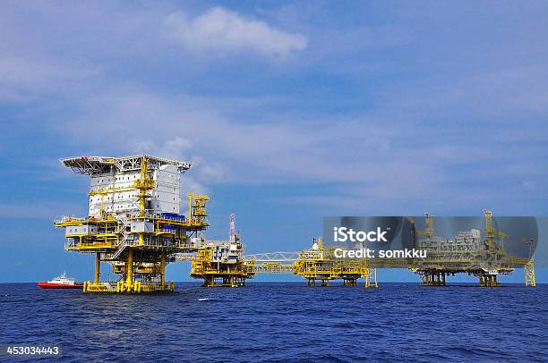 Offshore - Fotografias de stock e mais imagens de Azul - Azul, Campo Petrolífero, Equipamento