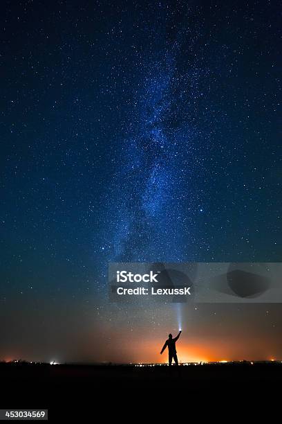 Foto de Homem No Fundo De Estrelas Brilhantes Céu Noturno e mais fotos de stock de Astronomia - Astronomia, Estrela-guia, Abstrato