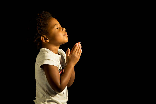 modlić się african american girl - preschooler african ethnicity little girls child zdjęcia i obrazy z banku zdjęć