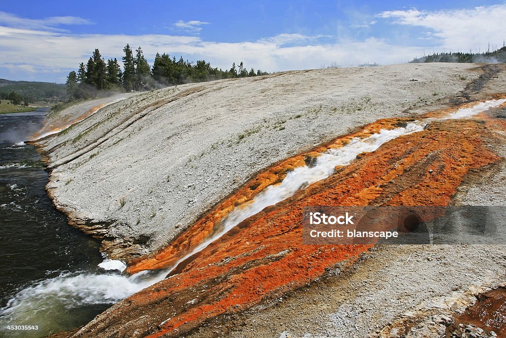 Grand Prismatic gêiser em cascata no Rio Yellowstone - Foto de stock de Amarelo royalty-free