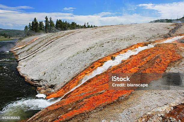 Foto de Grand Prismatic Gêiser Em Cascata No Rio Yellowstone e mais fotos de stock de Amarelo