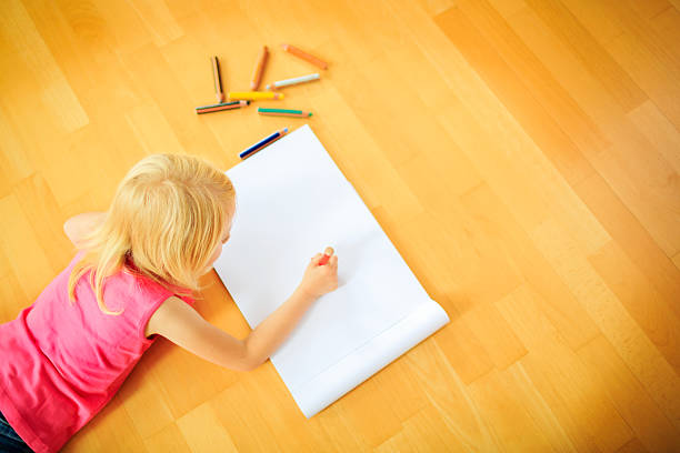 chica con crayons dibujo - schoolgirl little girls crayon human face fotografías e imágenes de stock